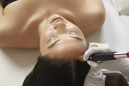 Eine Frau bei der Keravive Behandlung im Kosmetsalon